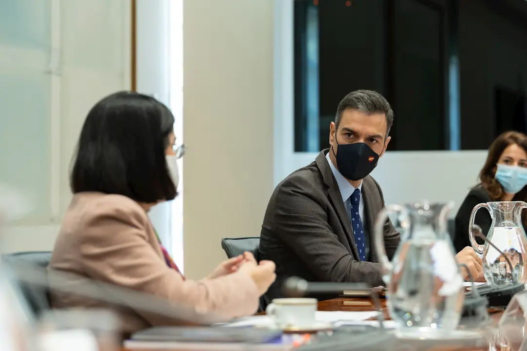 El presidente del Gobierno, Pedro S&aacute;nchez, y la ministra de Pol&iacute;tica Territorial, Carolina Darias, durante la reuni&oacute;n del Comit&eacute; de Seguimiento del Coronavirus, en el Complejo de la Moncloa, Madrid (Espa&ntilde;a), a 19 de noviembre de 2020.