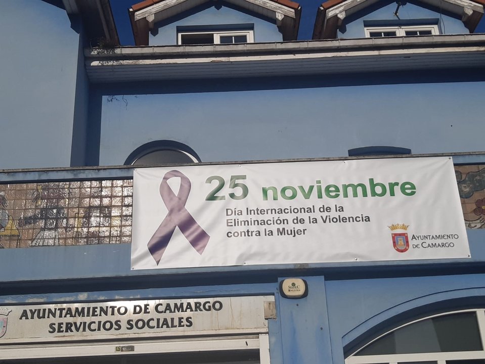 Cartel conmemorativo del 25N en la sede de los Servicios Sociales del Ayuntamiento de Camargo
