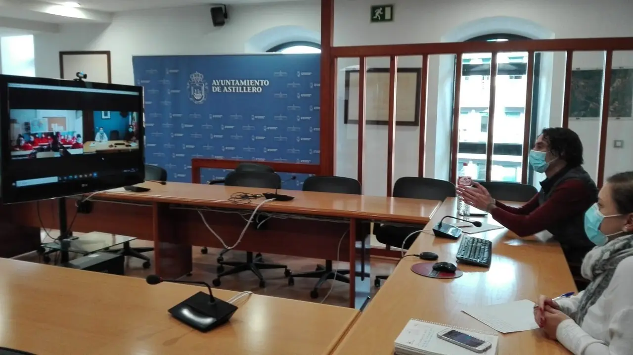 El alcalde de Astillero, Javier Fern&aacute;ndez Sober&oacute;n, y la concejala de Educaci&oacute;n y Cultura, Cristina Laza, mantienen un encuentro telem&aacute;tico con alumnos del colegio Puente III