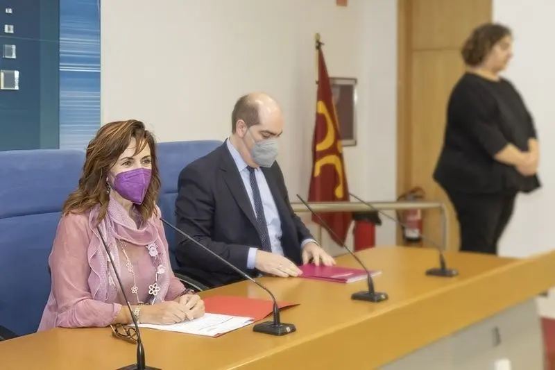 10:30 horas. Sala de Prensa del Gobierno de Cantabria
La consejera de Empleo y Pol&iacute;ticas Sociales, Ana Bel&eacute;n &Aacute;lvarez, acompa&ntilde;ada por el director del Servicio C&aacute;ntabro de Empleo, Jos&eacute; Manuel Callejo, informa de la convocatoria de los planes de formaci&oacute;n para trabajadores ocupados.
