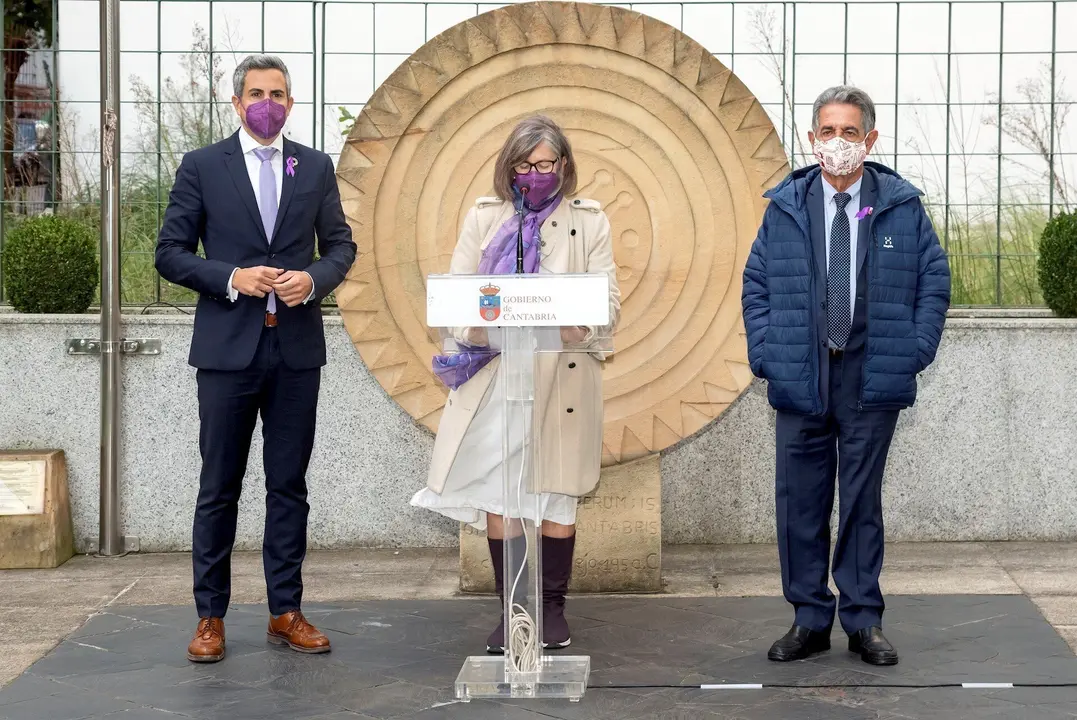 Revilla y Zuloaga en la lectura de un manifiesto por el D&iacute;a contra la Violencia de G&eacute;nero