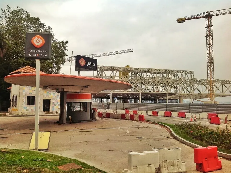 antigua gasolinera-centro-botin-gruas