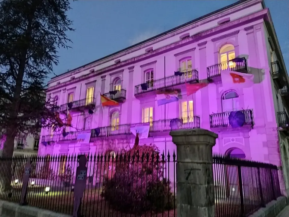 Fachada del Auyuntamiento de Laredo iluminada por el 25N
