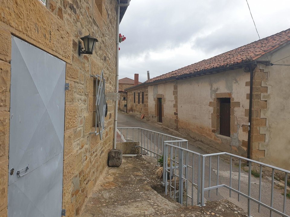 Casa cerrada en un pueblo de Cantabria