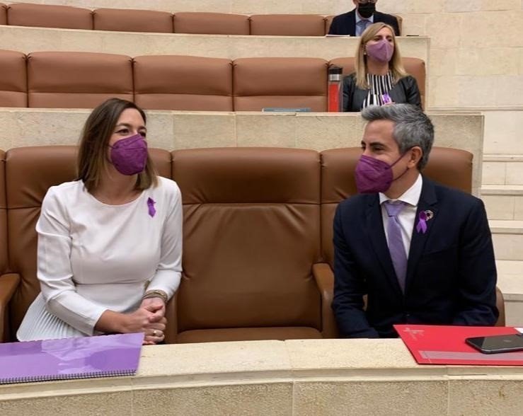 María Sánchez y Pablo Zuoaga, en el Parlamento