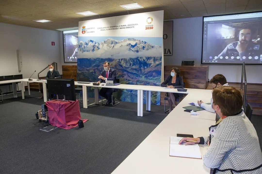 Reuni&oacute;n del consejero de DEsarrollo Rural con represnetantes del sector primario sobre la protecci&oacute;n al lobo