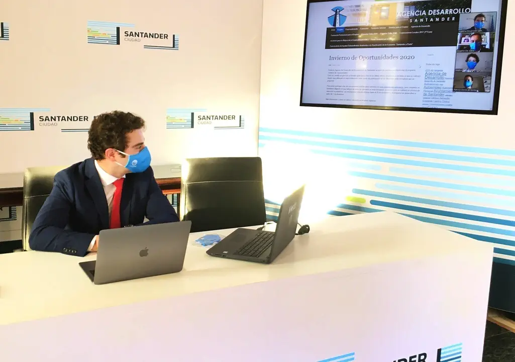 El concejal Danierl Portilla en la rueda de prensa