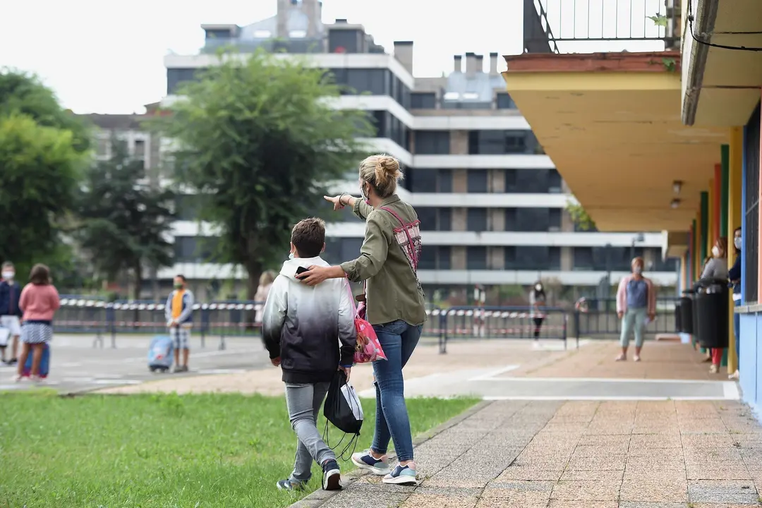 Una madre con su hijo en las inmediaciones de un colegio de Santo&ntilde;a. Archivo