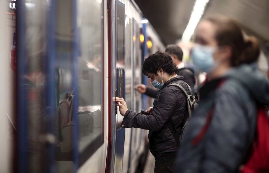Pasajeros en un andén del metro de Oporto, Madrid (España), a 17 de noviembre de 2020.