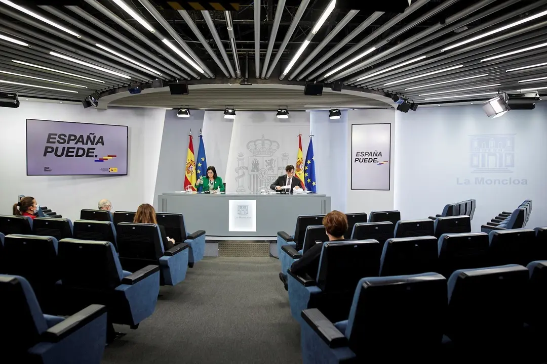 El ministro de Sanidad, Salvador Illa, ofrece una rueda de prensa junto a la ministra de Pol&iacute;tica Territorial y Funci&oacute;n P&uacute;blica, Carolina Darias, tras la reuni&oacute;n del Consejo Interterritorial del Sistema Nacional de Salud en el Complejo de la Moncloa 