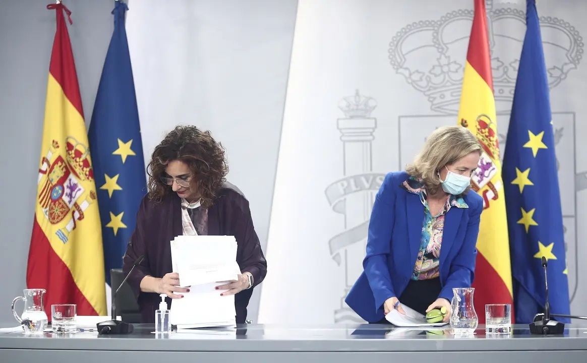 (I-D) La ministra Portavoz y de Hacienda, Mar&iacute;a Jes&uacute;s Montero, y la vicepresidenta y ministra de Asuntos Econ&oacute;micos y Digitalizaci&oacute;n, Nadia Calvi&ntilde;o, comparecen en rueda de prensa posterior al Consejo de ministros en Moncloa, a 17 de noviembre de 2020.