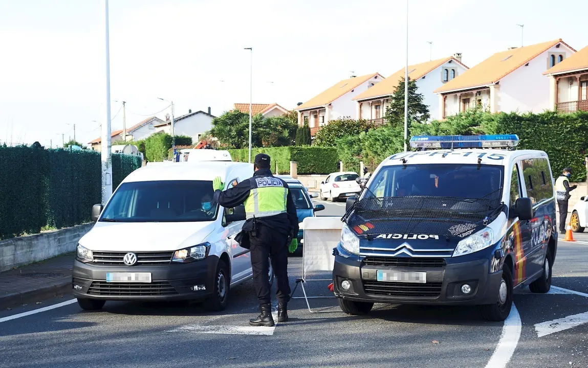 Agentes de la Polic&iacute;a Nacional en un control. Archivo