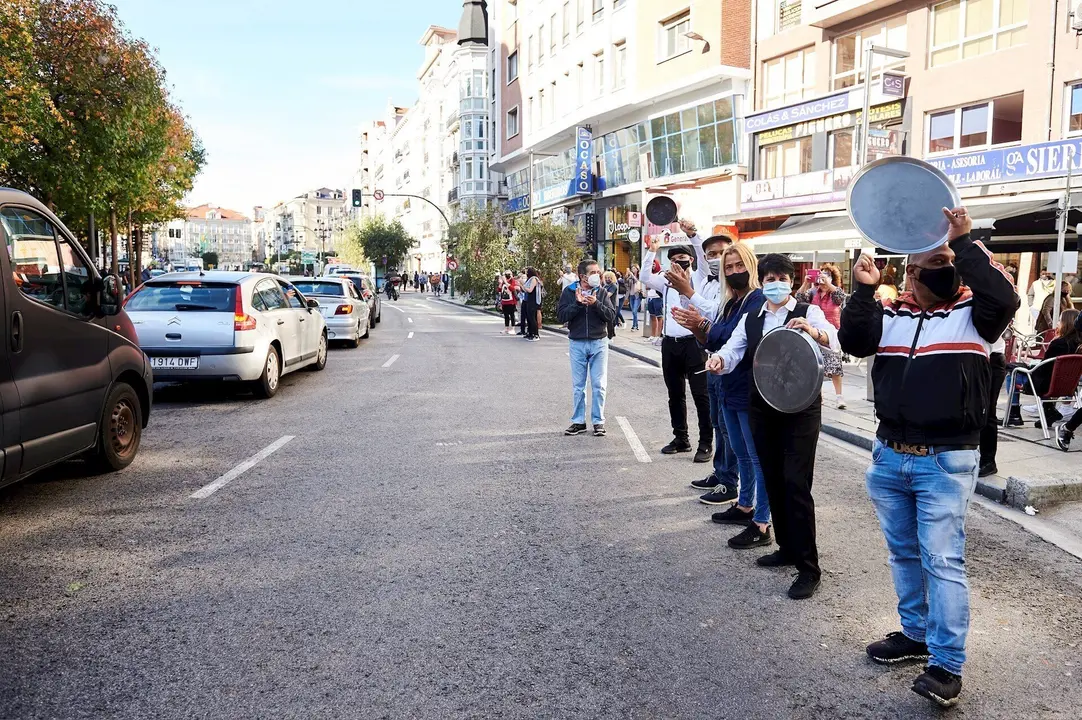 Cacerolada durante una protesta del sector de hosteler&iacute;a en Santander ante las restricciones por el Covid. Archivo