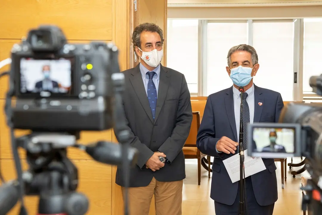 El presidente de Cantabria, Miguel &Aacute;ngel Revilla (derecha), y el consejero de Industria, Francisco Mart&iacute;n (izda)