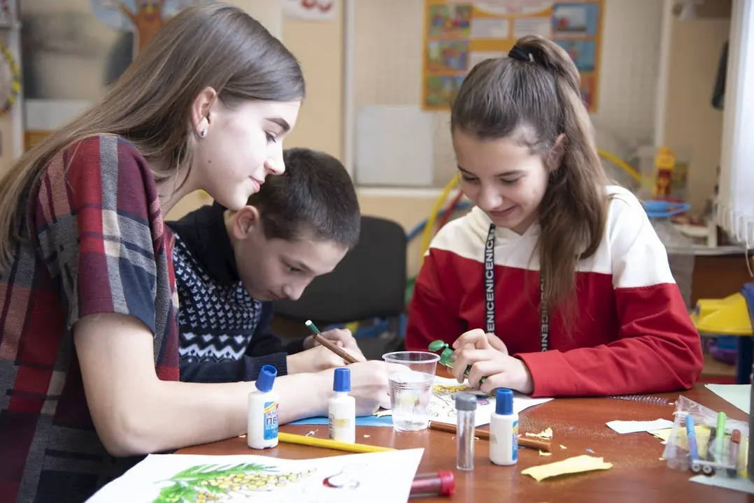 Ni&ntilde;os dibujando