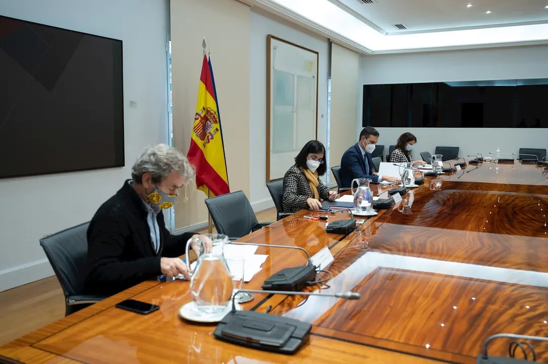El presidente del Gobierno, Pedro S&aacute;nchez (2d), preside la reuni&oacute;n del Comit&eacute; de Seguimiento del Coronavirus, en el Complejo de la Moncloa, en Madrid, (Espa&ntilde;a), a 26 de noviembre de 2020.