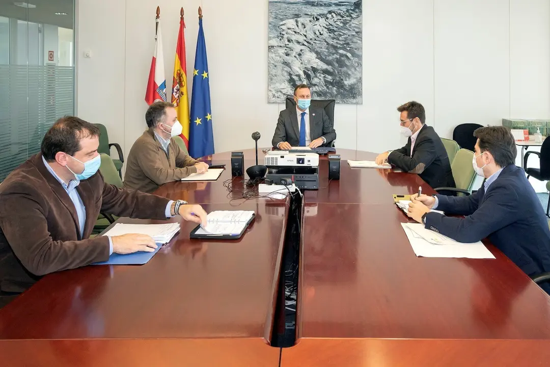 El consejero de Desarrollo Rural, Ganader&iacute;a, Pesca, Alimentaci&oacute;n y Medio Ambiente, Guillermo Blanco, y el presidente de la Mancomunidad de Municipios Sostenibles, Javier Incera (segundo por la derecha), entre otros