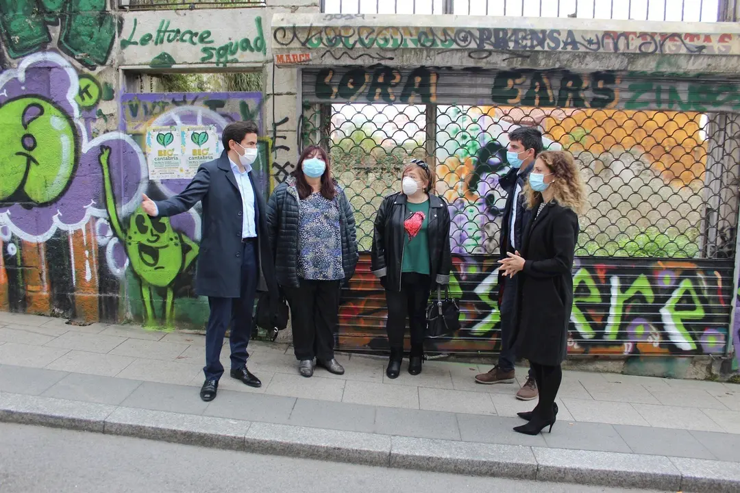 El diputado nacional del PSOE Pedro Casares, la delegada del Gobierno en Cantabria, Ainoa Qui&ntilde;ones, y el portavoz del PSOE en el Ayuntamiento de Santander, Daniel Fern&aacute;ndez, en el Cabildo de Arriba junto a vecinas