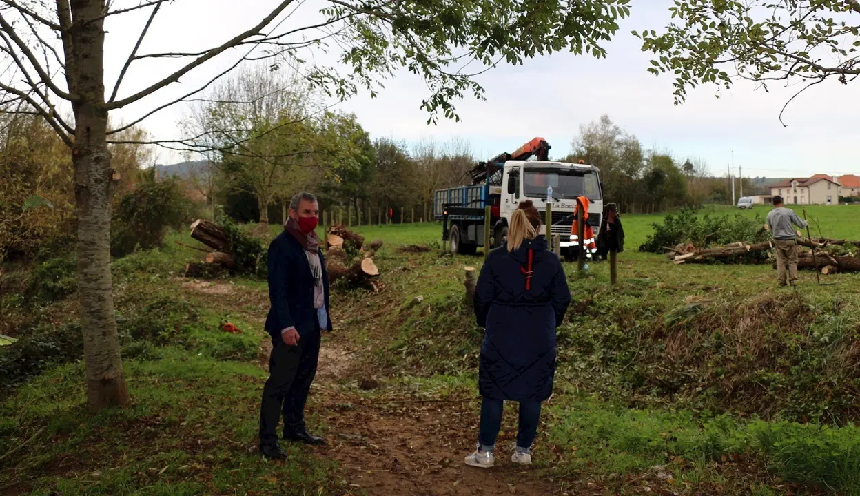El alcalde de Santa Cruz de Bezana, Alberto Garc&iacute;a Onand&iacute;a, visita las obras de limpieza de los arroyo Otero y Palancate