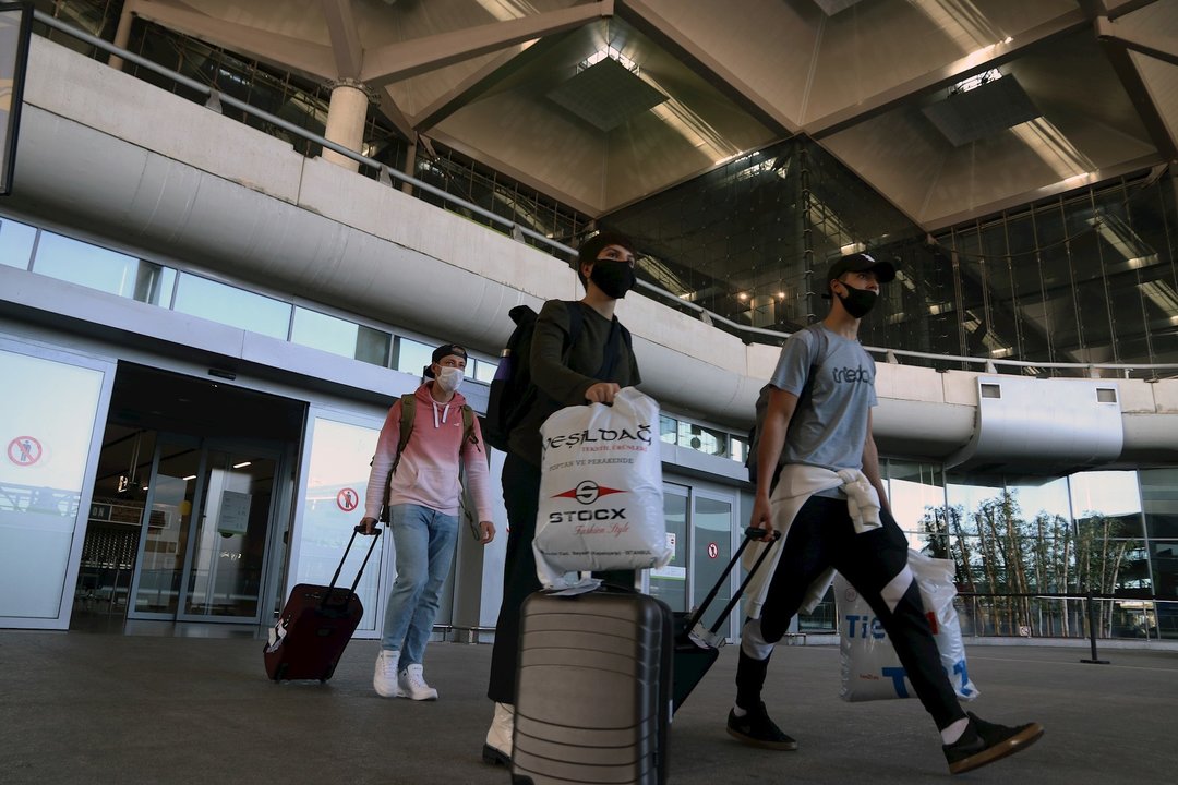 Varios turistas de diferentes países a la llegada del aeropuerto de Málaga, tras pasar el control de aduanas de dicho aeropuerto donde es imprescindible una prueba de PCR negativo impuesto por el Gobierno de España, para poder entrar en la localidad. Mála