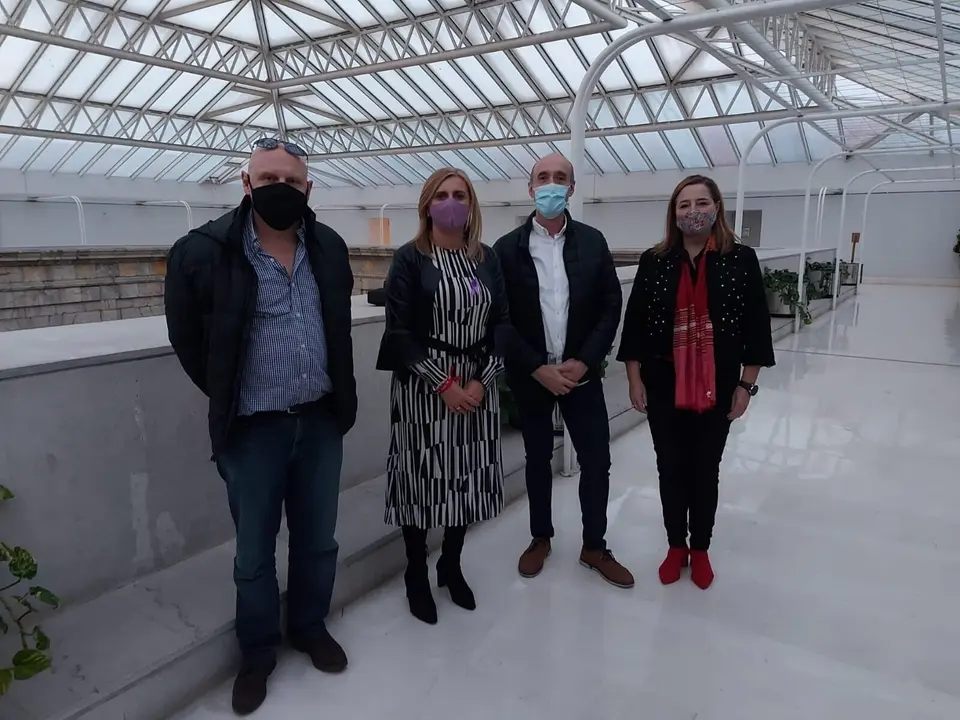 La secretaria de Organizaci&oacute;n del PSOE y portavoz parlamentaria de los socialistas, Noelia Cobo, junto a la diputada Yolanda Algorri, y representantes del sector del reparto de comida a domicilio