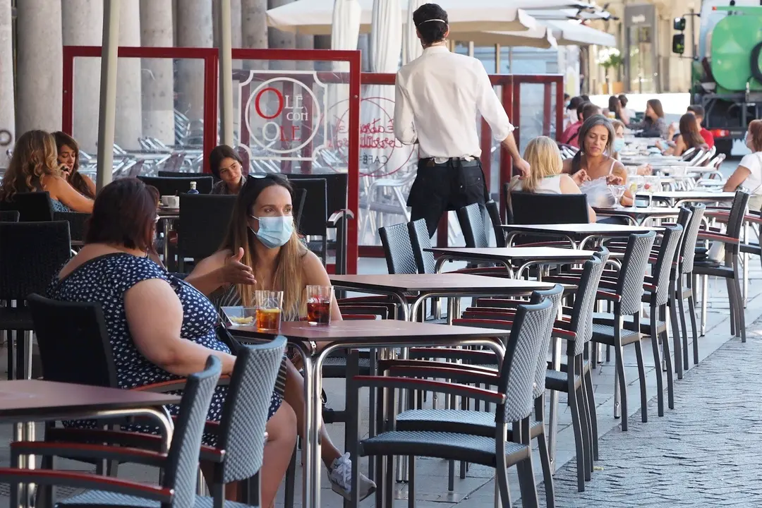 Varias personas disfrutan en una terraza en las inmediaciones de la Plaza Mayor de Valladolid, Castilla y Le&oacute;n (Espa&ntilde;a)