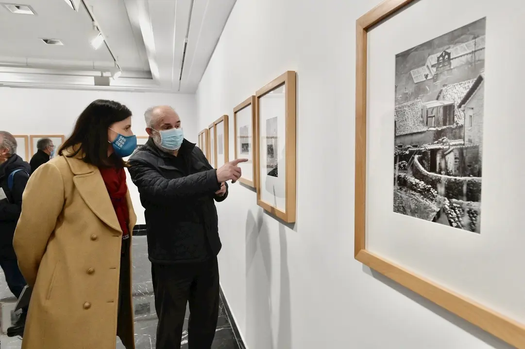 La alcaldesa de Santander en la inaguraci&oacute;n de la exposici&oacute;n de Pedro Palazuelos