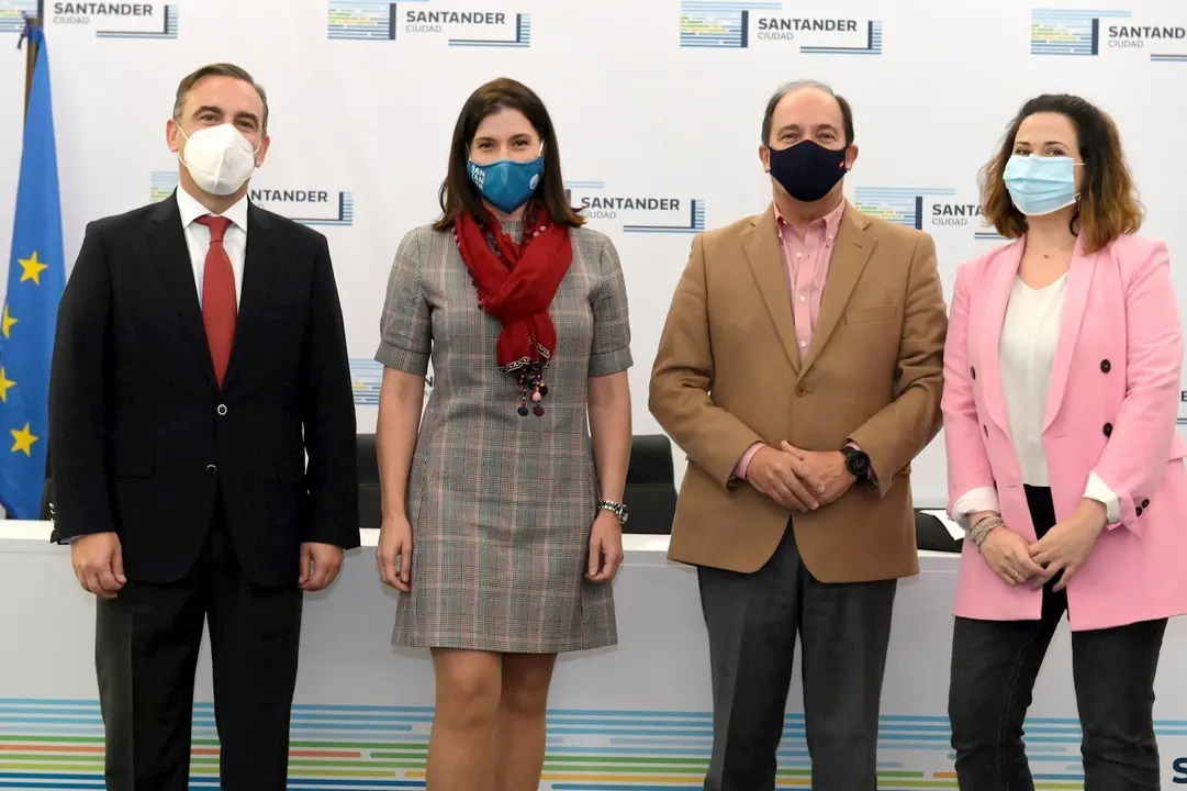 Representantes del Ayuntamiento, Banco Santander y C&aacute;mara de Comercio