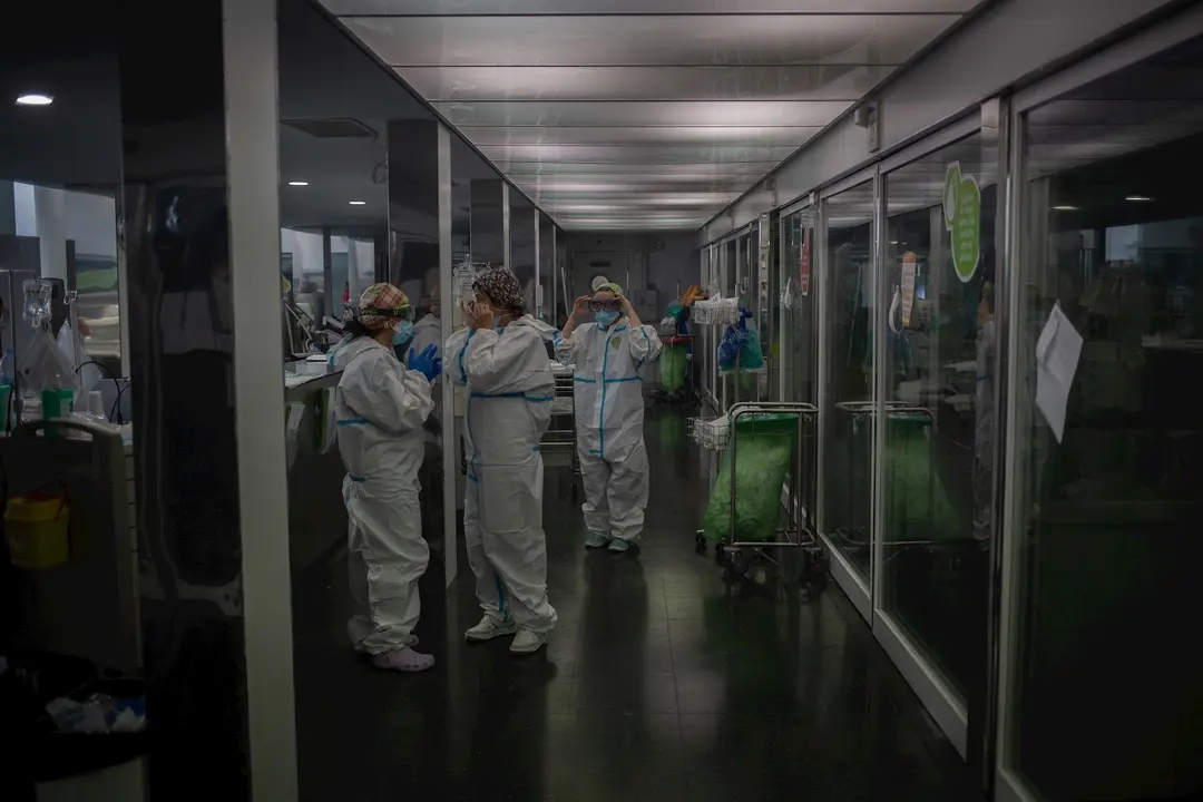 Sanitarios protegidos en la Unidad de Cuidados Intensivos 