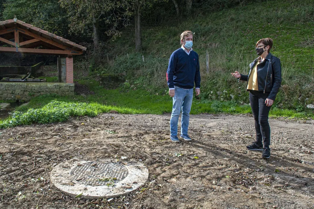 El alcalde, Pablo Diestro, y la concejala de Obras, Margari Mart&iacute;nez, en la Covanera, en Valles, uno de los puntos donde se han realizado los trabajos