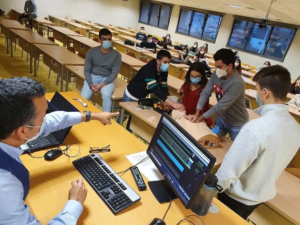 Nota Uc Innovaci&oacute;n Docente: Los Estudiantes De Medicina De La Uc Realizan Simulaciones Para Enfrentarse A Situaciones Cl&iacute;nicas De Urgencia