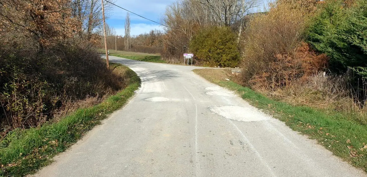 Carretera con baches en Valderredible
