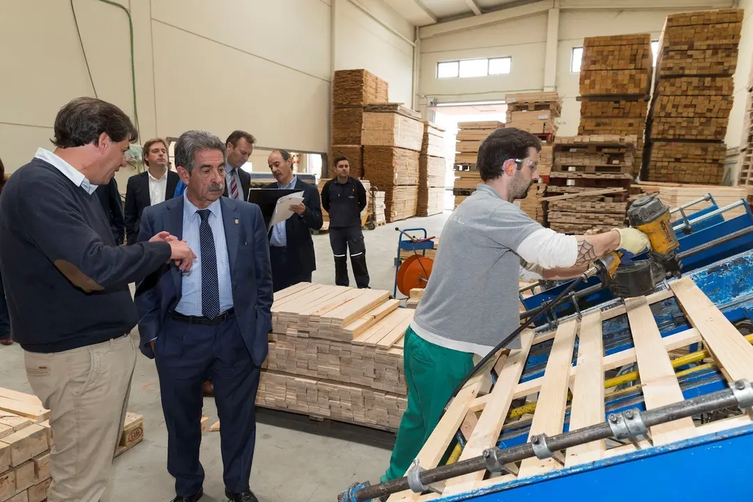 El presidente de Cantabria, Miguel &Aacute;ngel Revilla, en Maderas y Pallets del Besaya