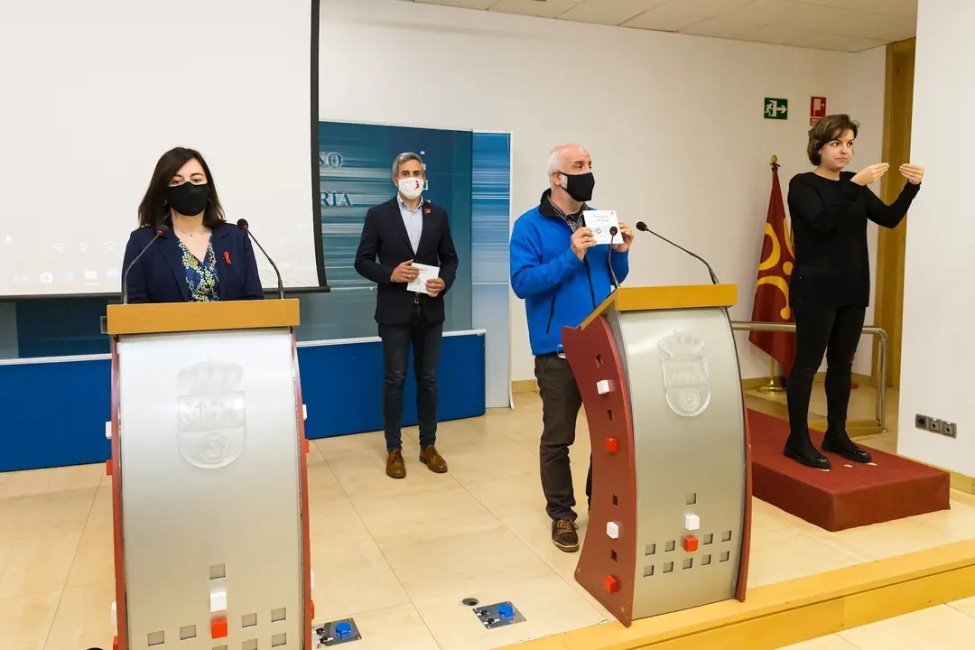 Presentaci&oacute;n de la Gu&iacute;a de Lectura F&aacute;cil de la Agenda 2030 con el vicepresidente de Cantabria, Pablo Zuloaga (centro); la directora general de Cooperaci&oacute;n, Silvia Abascal, y el gerente de la Red C&aacute;ntabra de Desarrollo Rural, Fernando Isasi