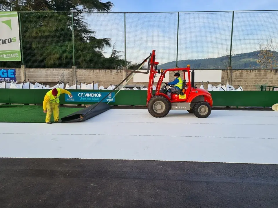 Ayto Pi&eacute;lagos coloca c&eacute;sped campo f&uacute;bol hierba artificial
