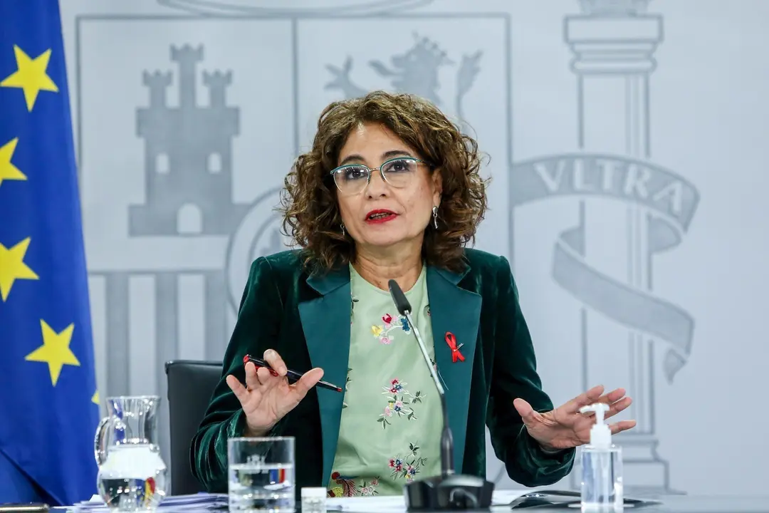 La ministra portavoz y de Hacienda, Mar&iacute;a Jes&uacute;s Montero, comparece en rueda de prensa tras el Consejo de Ministros celebrado en Moncloa (Madrid), a 1 de diciembre de 2020. La reuni&oacute;n se ha producido mientras en el Congreso se debate la fase final del Proy