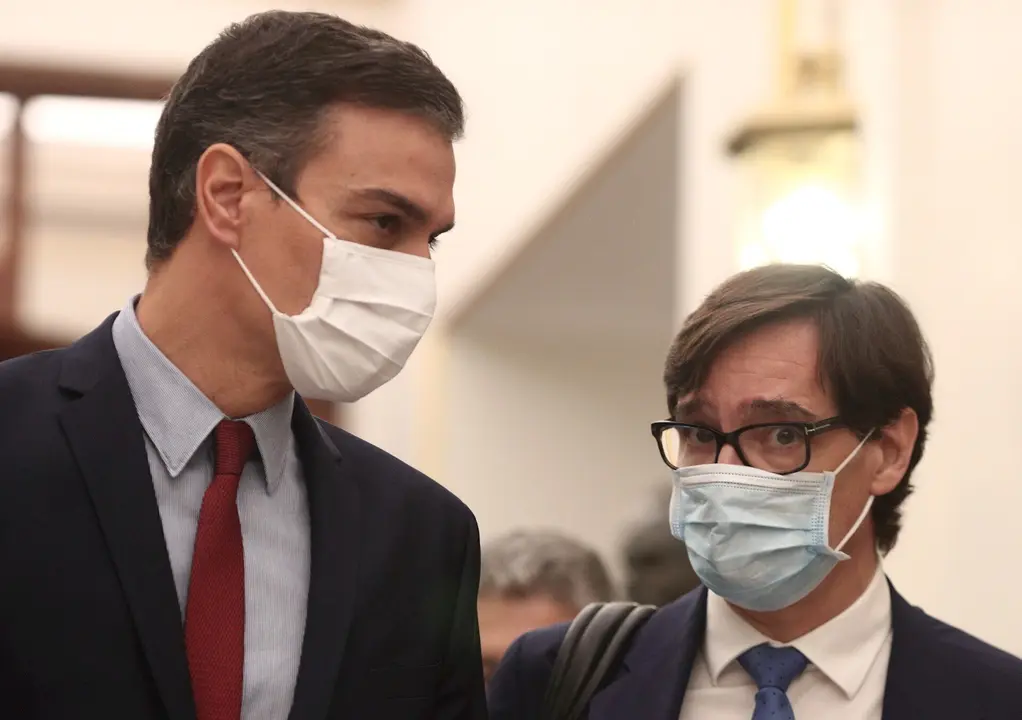 El presidente del Gobierno, Pedro S&aacute;nchez (i), y el ministro de Sanidad, Salvador Illa