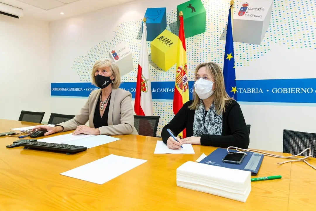 La consejera de Educaci&oacute;n, Marina Lomb&oacute;, en la reuni&oacute;n con el Consejo Escolar