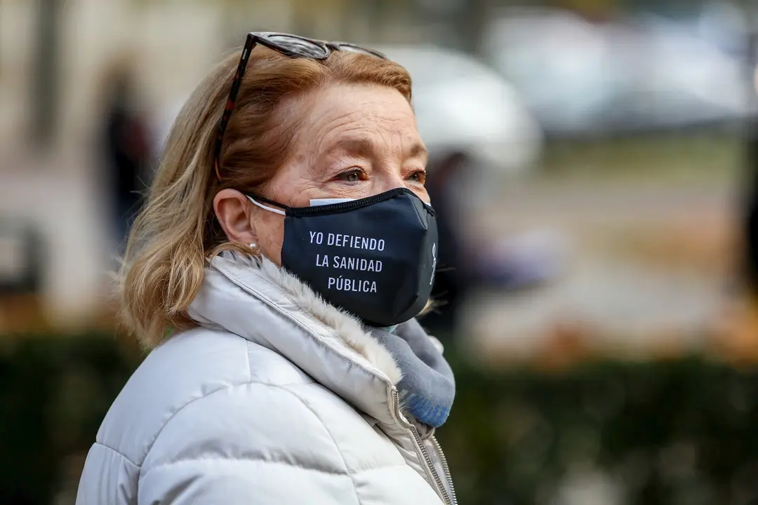 Una mujer lleva una mascarilla donde se lee "yo defiendo la sanidad p&uacute;blica" durante una manifestaci&oacute;n de la Marea Blanca en Madrid (Espa&ntilde;a), a 29 de noviembre de 2020.