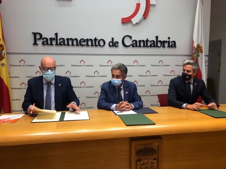 De izda a derecha: El portavoz parlamentario de Cs, Félix Álvarez; el presidente de Cantabria, Miguel Ángel Revilla, y el vicepresidente, Pablo Zuloaga