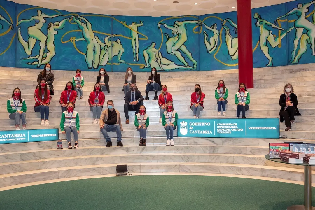 El vicepresidente regional, Pablo Zuloaga, recibe al equipo EDM Torrelavega de gimnasia r&iacute;tmica