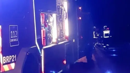 Los efectivos de emergencias atienden el accidente