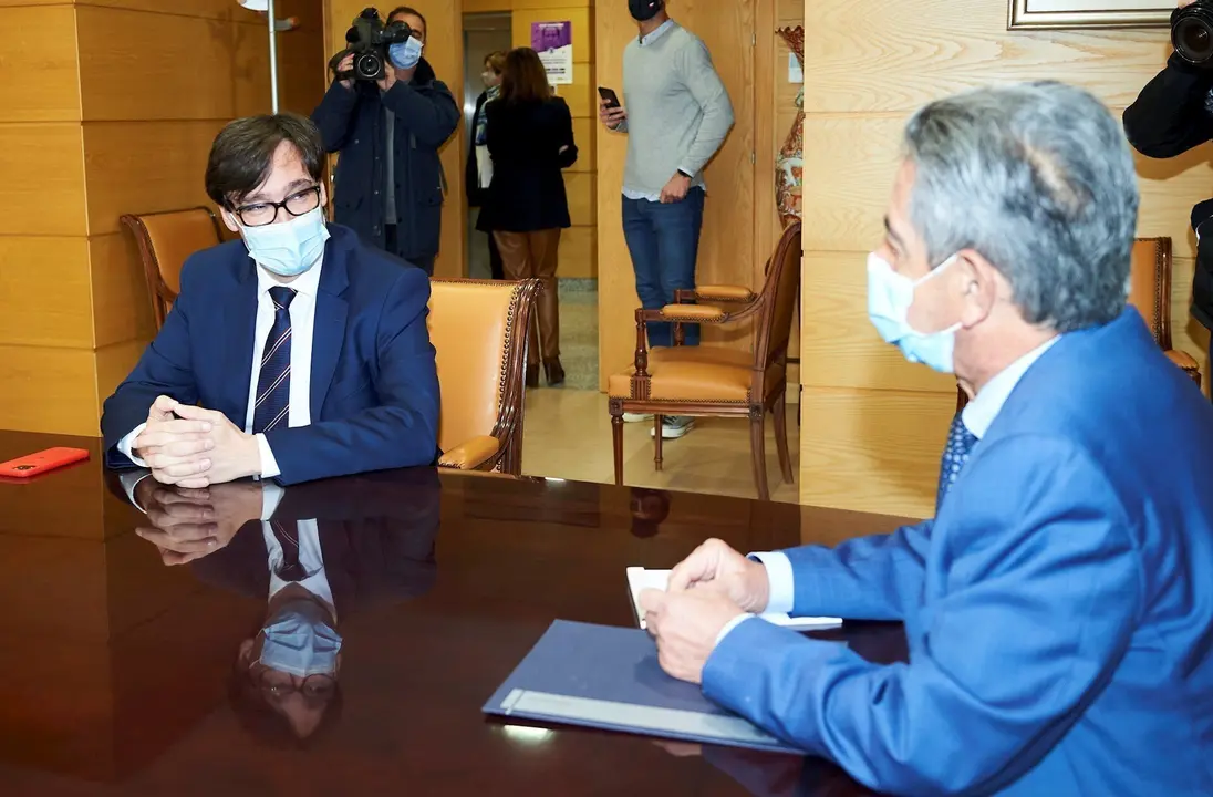El ministro de Sanidad, Salvador Illa (i), durante una reuni&oacute;n con el presidente de Cantabria, Miguel &Aacute;ngel Revilla, en la sede del Ejecutivo c&aacute;ntabro, en Pe&ntilde;a Herbosa, Santander, Cantabria (Espa&ntilde;a), a 3 de diciembre de 2020. Illa ha viajado a Cantabria p