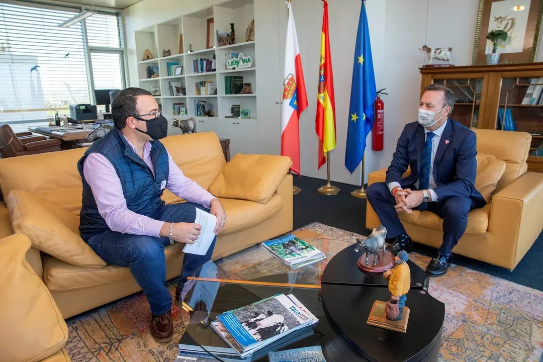 El consejero Guillermo Blanco con el alcalde de Ruente