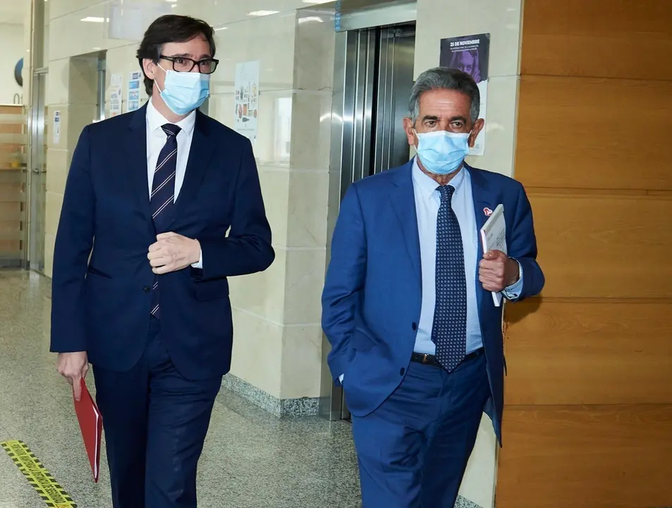 El ministro de Sanidad, Salvador Illa, con el presidente de Cantabria, Miguel &Aacute;ngel Revilla