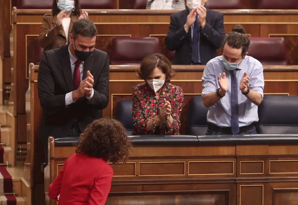 (El presidente Pedro S&aacute;nchez y los vicepresidentes Carmen Calvo y Pablo Iglesias aplauden a la ministra de Hacienda, Maria Jes&uacute;s Montero.