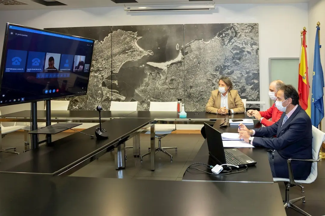 El consejero de Obras P&uacute;blicas,  Jos&eacute; Luis Gochicoa, en la reuni&oacute;n telem&aacute;tica con los alcaldes