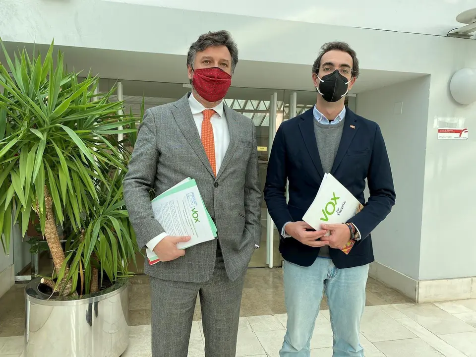 Los diputados de Vox en el Parlamento de Cantabria, Crist&oacute;bal Palacio y Armando Blanco