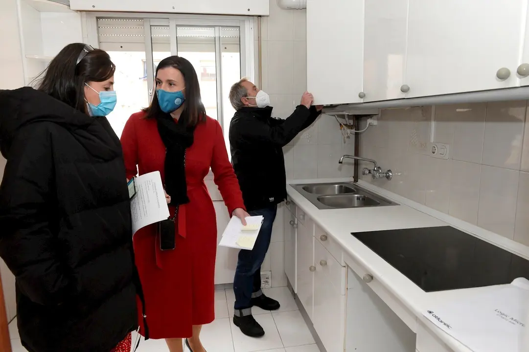 La alcaldesa de Santander, Gema Igual, visita un piso en la calle Alta.