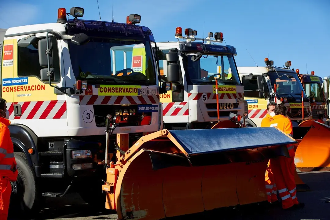 Camiones quita nieve el d&iacute;a de la presentaci&oacute;n del Plan de Inclemencias Invernales 2020-2021, en el Puerto de Cotos, Rascafr&iacute;a, Madrid (Espa&ntilde;a), a 23 de noviembre de 2020. El plan integra integra los medios de emergencias y el protocolo para la Campa&ntilde;a de
